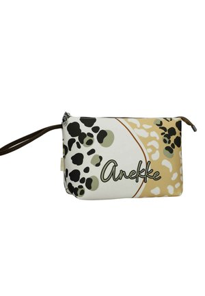 Bolso de muñeca rectangular con cremallera, fondo beige y blanco, estampado de leopardo en negro y verde, y texto "Anekke" en el frente.