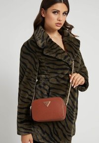 Guess NOELLE CROSSBODY CAMERA - Umhängetasche - braun