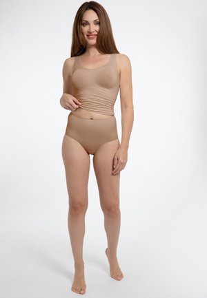 Top senza maniche beige, dal design aderente e realizzato in materiale spandex, abbinato a un bikini a vita alta dello stesso colore.