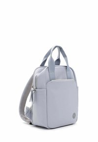 Sac à dos carré compact gris clair avec doubles poignées supérieures, bretelles rembourrées, poche avant et compartiments latéraux zippés.