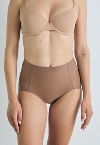 Chiloți cu talie înaltă, de culoare maro cocoa, fabricați dintr-un material elastic neted, cu un design fără cusături și o talie moale.