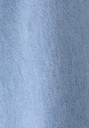 Lichtblauwe spijkerstof met zichtbare diagonaal visgraatweefstructuur en subtiele schaduwvariaties.