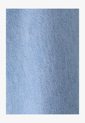 Hellblauer Jeansstoff mit sichtbarer diagonaler Köperbindung und dezenten Schattierungsvariationen.