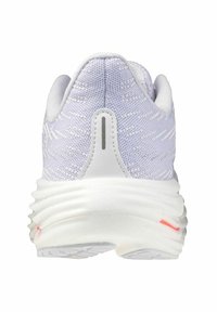 Zapatilla deportiva de color púrpura claro con parte superior de punto texturizado, suela blanca acolchada y acento reflectante en el talón, diseñada para la comodidad.