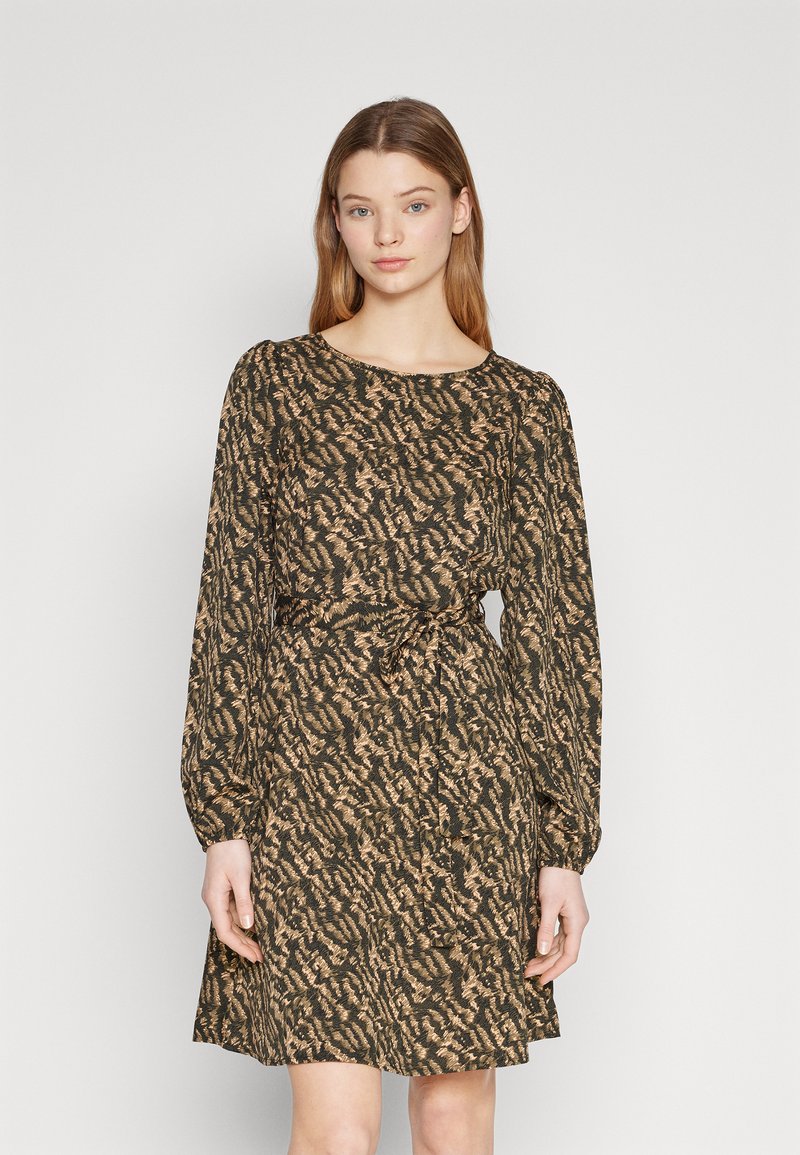 Καφέ φόρεμα μακρυμάνικο με αφηρημένο μοτίβο σε μαύρο και ταμπά, στρογγυλή λαιμόκοψη και λεπτομέρεια με ζώνη στη μέση. Ελαφρύ ύφασμα.