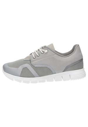 Grauer Sportschuh aus Netz- und synthetischen Materialien, mit runder Zehenpartie, weißen Schnürsenkeln und einer strukturierten Sohle.
