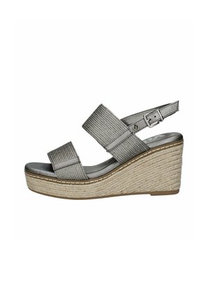 Sandali wedge grigi con cinturini elastici, una piattaforma in corda intrecciata e una finitura metallica liscia sulla soletta. Fibbia regolabile sul tallone.