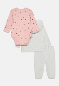Dreiteiliges Baby-Outfit: pinker Langarm-Body mit roten Beerendrucken, graue Kapuzenjacke und graue Hose mit elastischen Bündchen. Aus weichem Baumwollstoff.