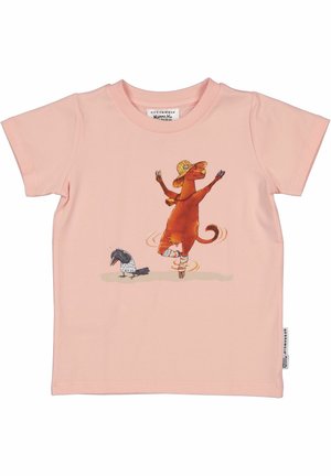 Vaaleanpunainen lasten t-paita, jossa on kuvitus tanssivasta ruskeasta koirasta, jolla on olkihattu ja rullaluistimet, vieressään pieni mustavalkoinen lintu.