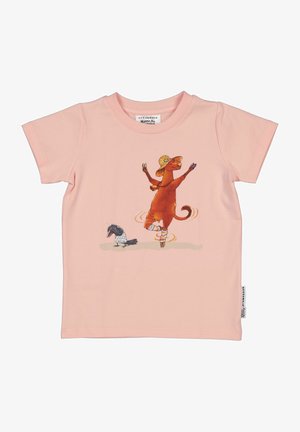 Vaaleanpunainen lasten t-paita, jossa on kuvitus tanssivasta ruskeasta koirasta, jolla on olkihattu ja rullaluistimet, vieressään pieni mustavalkoinen lintu.