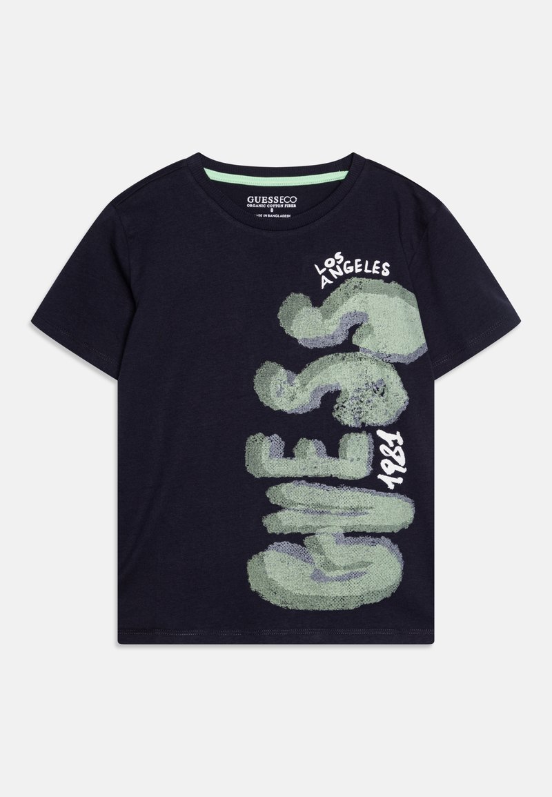 Granatowy t-shirt z krótkim rękawem z teksturowanym zielonym i szarym napisem "GUESS" oraz białymi nadrukami "Los Angeles" i "1981" na przodzie.