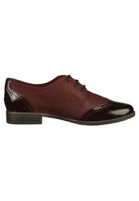 Chaussure oxford en cuir bordeaux avec une finition lisse, dotée d'un bout en cuir verni foncé et de détails brogues, ainsi qu'un petit talon empilé.