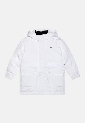 Veste d'hiver blanche à capuche avec fermeture éclair à l'avant, deux grandes poches à rabat et un petit logo sur la poitrine.