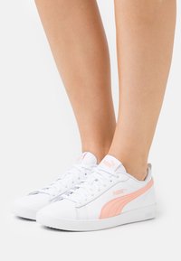 Puma - SMASH - Sneakers - white/apricot blush/black Miniatyrbild 1