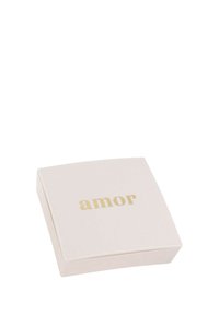 Liten fyrkantig ljusrosa box med rundade kanter, med ordet "amor" i guld centrerat på locket.