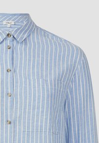 Lichtblauw button-up shirt met verticale witte strepen, kraag, borstzak en glanzende knopen; gemaakt van een katoenachtige stof.