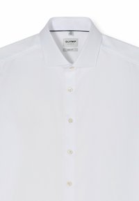 Chemise blanche à boutons avec col ouvert, boutons visibles et étiquette de la marque OLYMP indiquant la taille 41 et la coupe body fit.