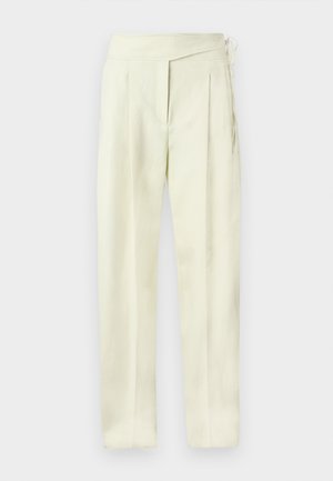 Krémpestrofarebné nohavice s vysokým pásom, so záhybmi, zapínaním na boku a rovnými nohavicami na jednoduchom pozadí.