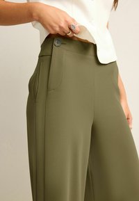 Next SUPER WIDE  - Kelnės - khaki green