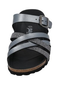Sandal grigia in pelle con cinture incrociate dall'effetto metallico, chiusura con fibbia e soletta in sughero con suola nera texturizzata.