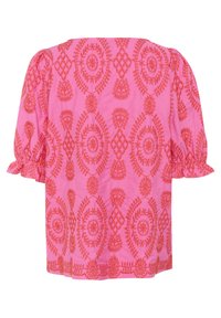 Blusa rosa con intricati motivi ricamati arancioni, maniche corte a sbuffo e orlo arricciato. Materiale in misto cotone con vestibilità rilassata.