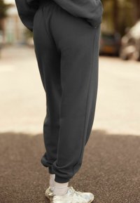 Next CUFFED WELLNESS SLOGAN GRAPHIC - REGULAR FIT - Pantaloni de trening - grey charcoal