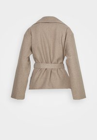 Cappotto in misto lana beige con vita cinturata, ampi rever e maniche lunghe, caratterizzato da una silhouette strutturata e un tessuto testurizzato.