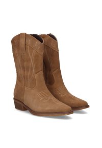 Botas de vaquero de ante en marrón claro con punteras puntiagudas, costuras decorativas y pequeñas lengüetas; tacón bajo apilado.
