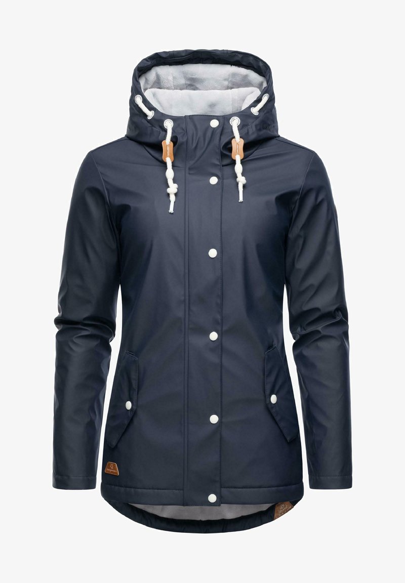 Mornarska nepremočljiva jakna s kapuco, belimi zaponkami, zapiranjem na gumb, stranskimi žepe in svetlo sivo flis podlogo.