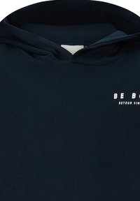 Felpa con cappuccio di un blu scuro con la scritta "BE BO" e la più piccola "RETOUR SIN" stampata in bianco sulla parte superiore del petto vicino alle spalle.