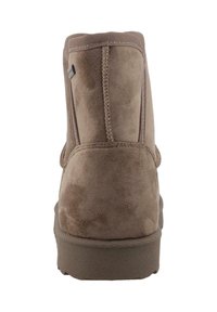 Bottine en suède marron avec une forme arrondie, des coutures renforcées et une semelle en caoutchouc texturé. Design minimaliste sans éléments matériels visibles.