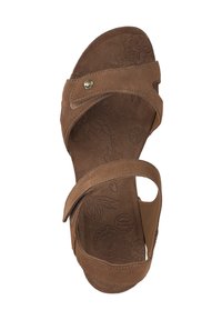 Braune Wildledersandale mit glatter Textur, zwei breiten Riemen und einem dekorativen goldenen Knopf im oberen Bereich. Blumenmuster auf der Innensohle.