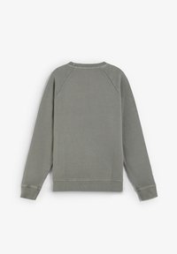 Sudadera gris de manga larga con cuello redondo, puños y dobladillo acanalados, mostrada desde atrás sobre un fondo blanco.