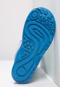 Blauwe rubberen schoenzool met gestructureerde patronen en een gladde afwerking; heeft gevormde gripsecties en het nummer "28" opgedrukt.