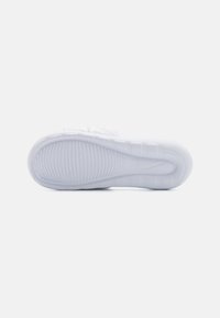 Nike Sportswear VICTORI ONE SLIDE PRINT - Šľapky - white/black