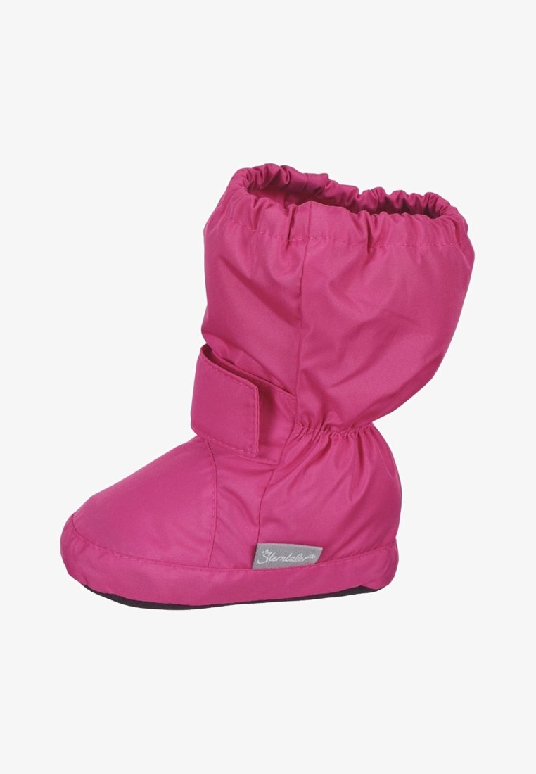 Bottine bébé isolée rose avec haut élastique et bride en velcro, semelle souple et étiquette de marque sur le côté sur fond blanc.