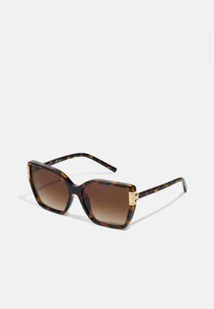 Oversized Sonnenbrille im Schildpatt-Design mit schwarzem Rahmen, braunen verlaufenden Gläsern und goldenen Hardware-Akzenten an den Bügeln.