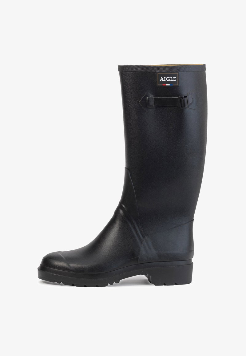 Botte de pluie en caoutchouc noir avec une tige haute, une surface texturée et une semelle solide et robuste. Présente une sangle décorative et un détail de logo.