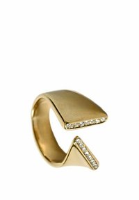 Anillo de tono dorado con un diseño moderno y geométrico, de textura suave y adornos de pequeñas piedras preciosas transparentes a lo largo de un borde.