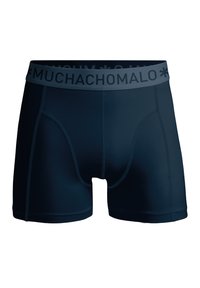 Tmavomodré pánske boxerky s viditeľným prešívaním a sivým pásom s textom "MUCHACHOMALO" v veľkých písmenách.