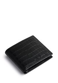 Czarny portfel typu bi-fold wykonany z teksturowanej sztucznej skóry, z motywem krokodyla o gładkim wykończeniu. Kompaktowy i prostokątny design.