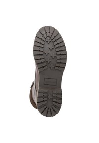 Bruine suède en rubberen laars met een gestructureerde zool die een kruispatroon vertoont voor grip. Gemerkt met "TRAVELIN" en maat 39.