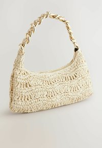 Geflochtene cremefarbene Handtasche mit strukturierter Oberfläche und einem goldenen Kettenriemen. Verfügt über einen Reißverschluss und eine geschwungene Silhouette.