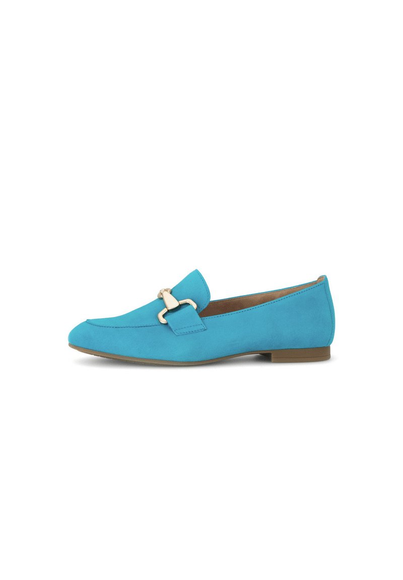 Turquoise suède loafers met een platte hak, voorzien van een gouden gespaccent en een klassiek, rond teenontwerp. Gladde textuur en minimalistische stijl.