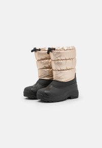 Puffer-Stil Knöchelstiefel mit glänzendem goldenen Obermaterial und schwarzer Gummisohle. Verfügt über einen Zugverschluss und eine strukturierte Oberfläche für besseren Halt.
