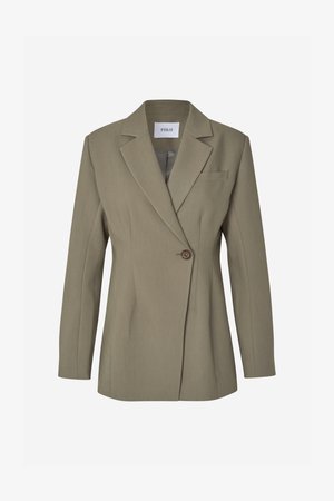 Blazer sartoriale verde oliva con chiusura a un solo bottone, rever a incavatura, tasca frontale e spalle strutturate. Tessuto con texture liscia.