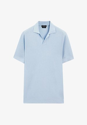 Lys blå kortærmet polo skjorte med et struktureret mønster, åben krave og lige kant. Fremstillet af åndbart stof.