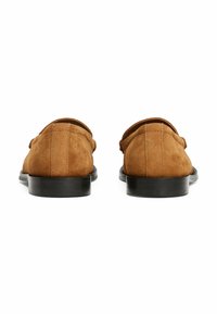 Mocassini in suede marrone con suola nera liscia. Il design presenta una morbida texture, una forma arrotondata e un minimo dettaglio di cucitura sul retro.