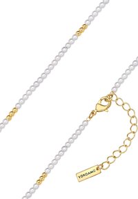 Collana di perle con perline dorate, dotata di un gancio a granchio dorato e catena di estensione. Etichetta incisa con "YOKOAMii."