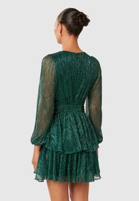 Forever New DONNA PLISSE MINI DRESS - Kokteilinė suknelė / vakarėlių suknelė - emerald green